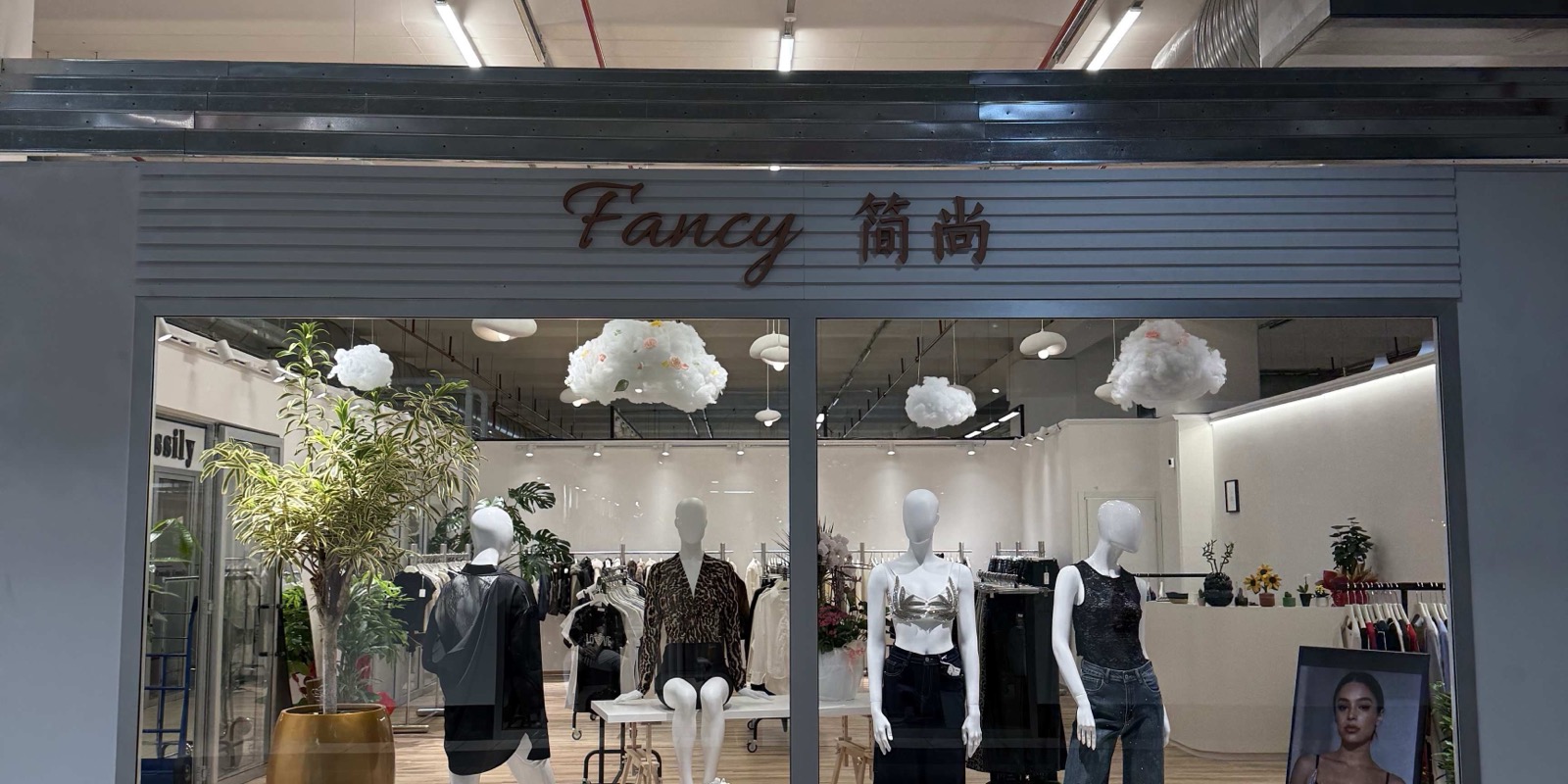 La vetrina e l’ingresso di Fancy, negozio A231 al Centro Ingrosso Cina